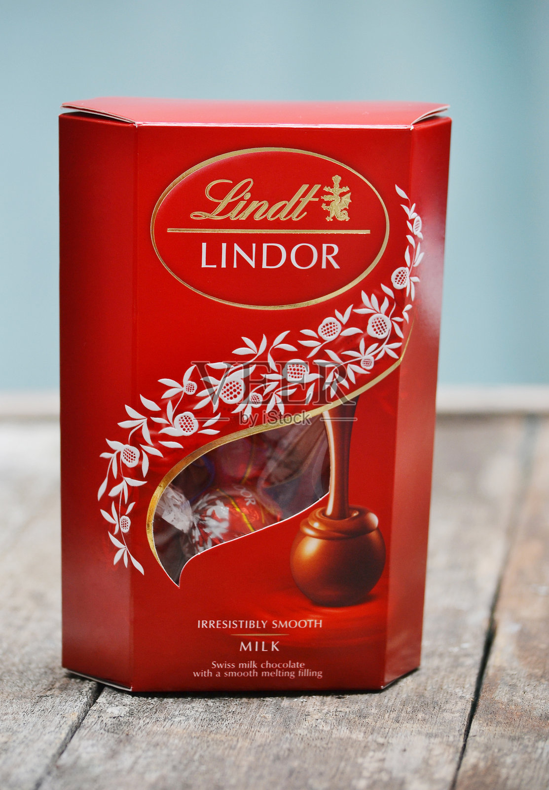 一盒Lindt Lindor巧克力松露球照片摄影图片