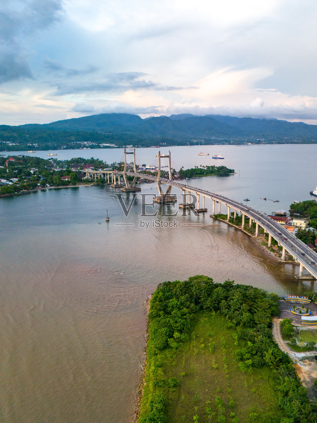 马鲁古省安邦岛的红白桥照片摄影图片
