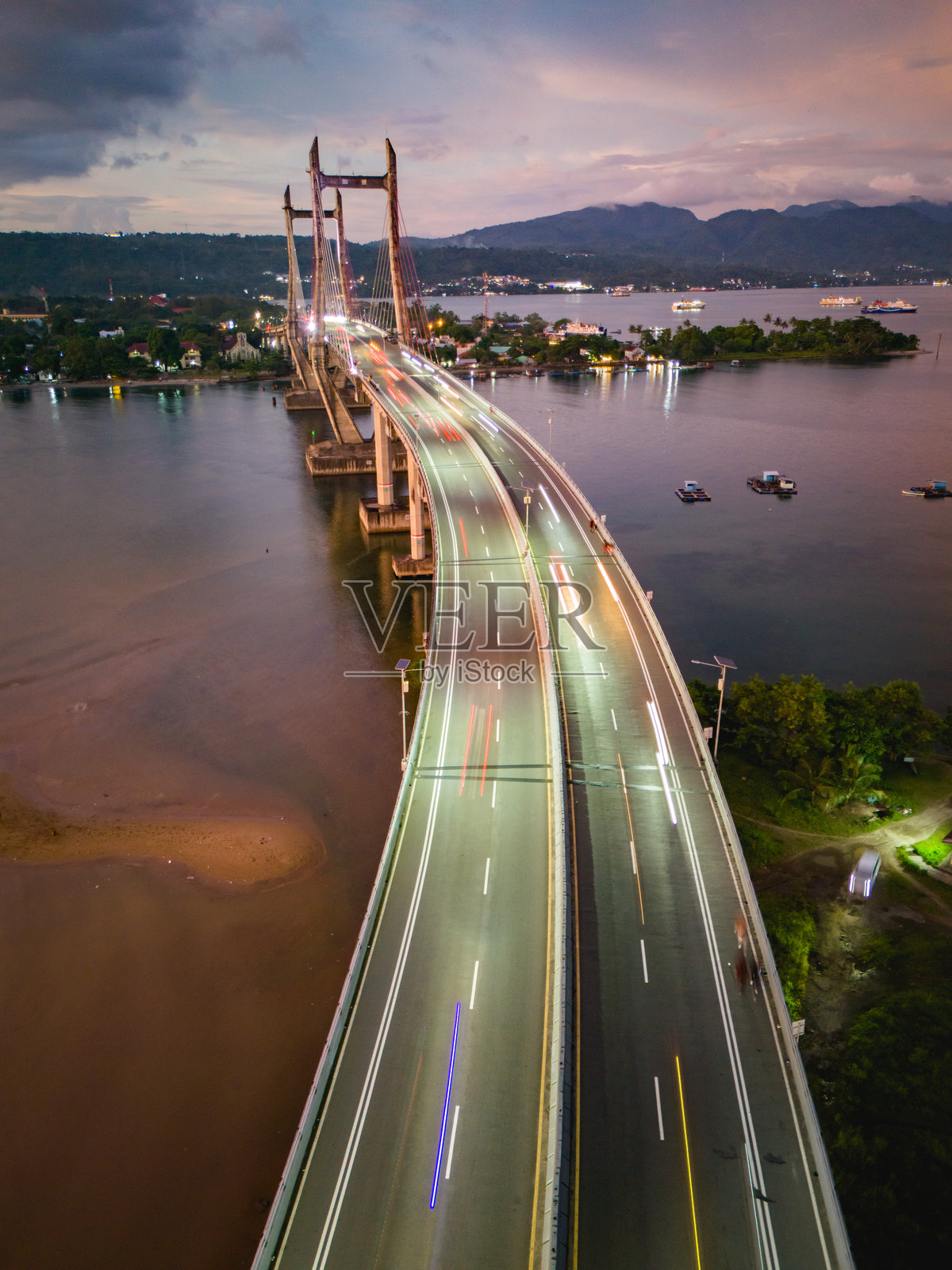 马鲁古省安邦岛的红白桥照片摄影图片