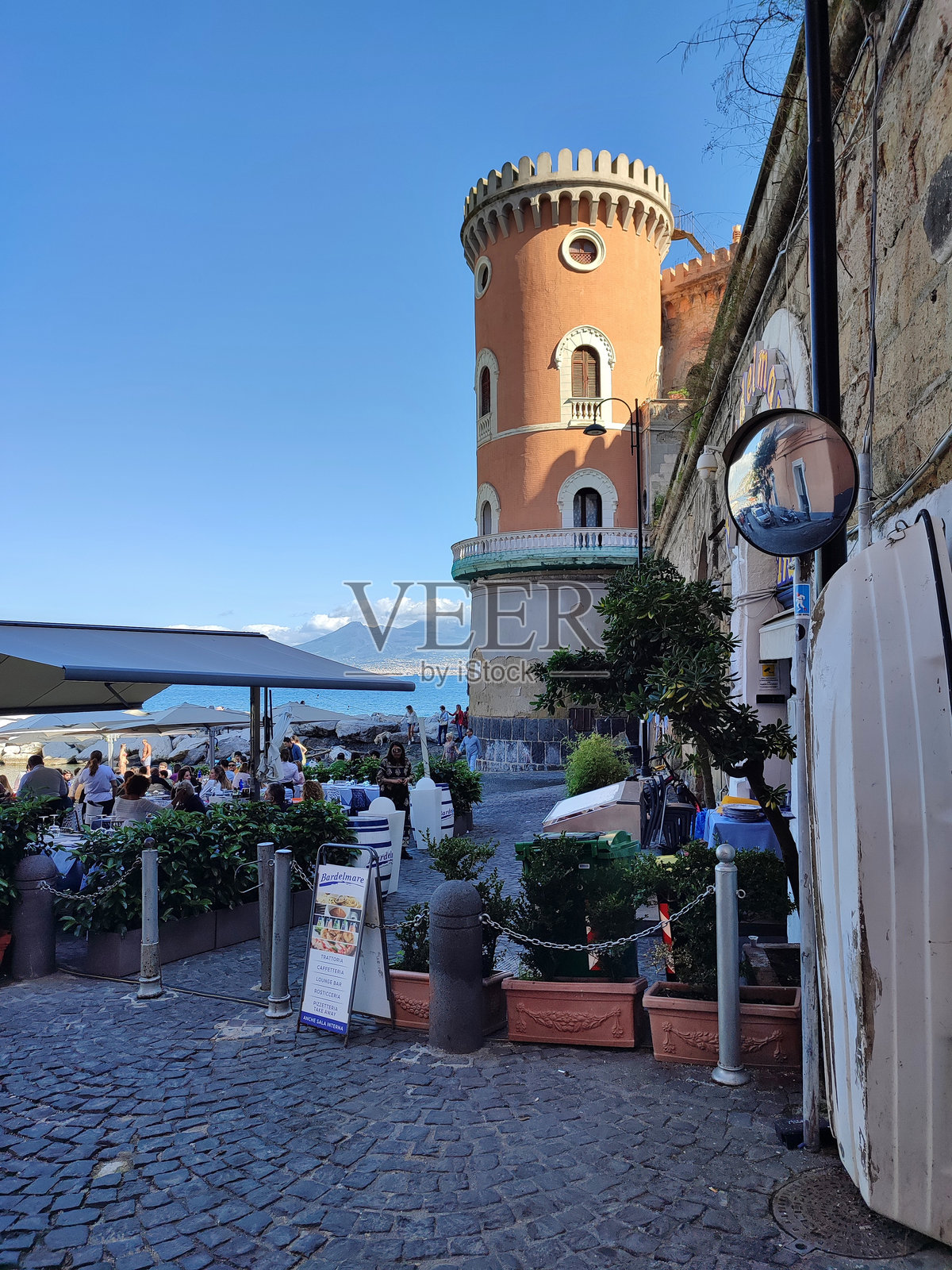 那不勒斯 - 费尔迪南多·鲁索街的海边酒吧景观照片摄影图片