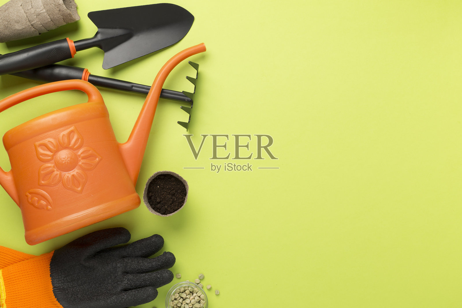 橙色园艺工具在彩色背景上，俯视图照片摄影图片