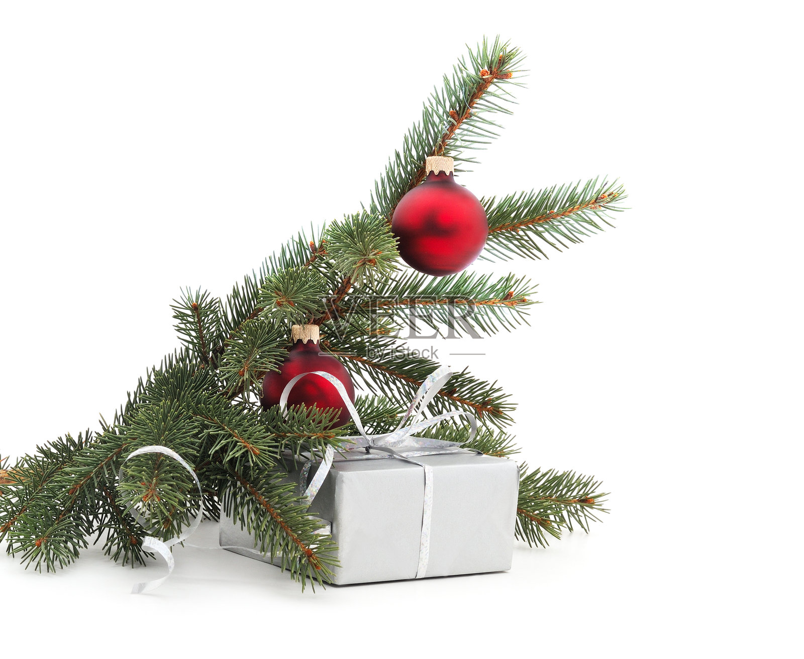 装饰品和礼物的圣诞树枝。照片摄影图片