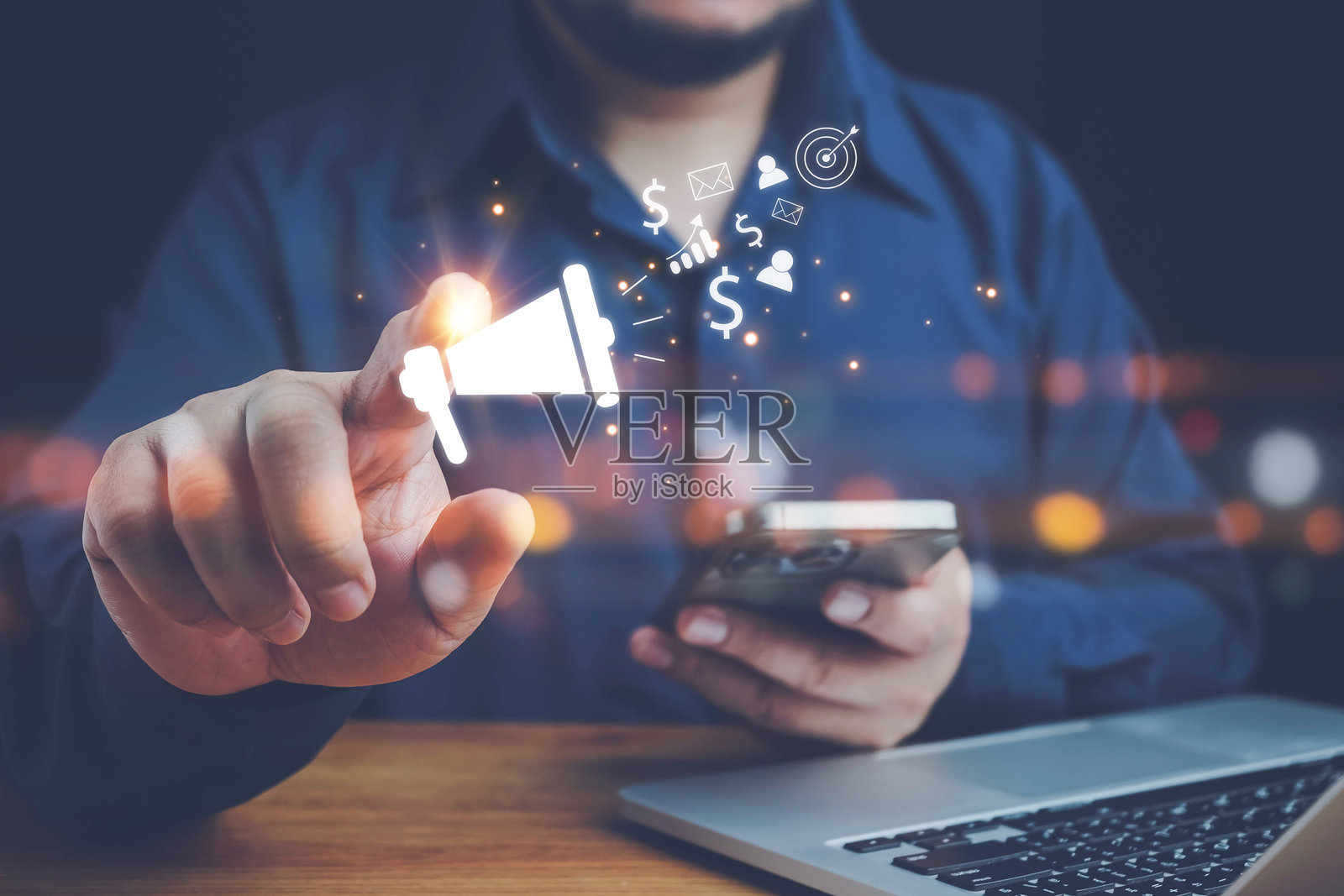 联盟营销，社交网络服务概念。网红营销概念。男子使用智能手机在社交媒体网络上进行联盟营销，以参与推荐合作伙伴计划。照片摄影图片