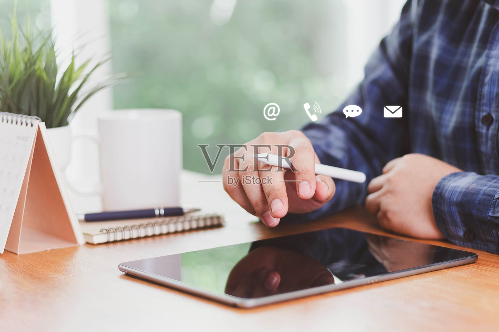 联系我们的概念，客户支持，服务，图标，联系我们或客户支持热线，人与人之间的连接。商人在使用带有（电子邮件、电话、邮件）图标的笔记本电脑。客户服务。照片摄影图片