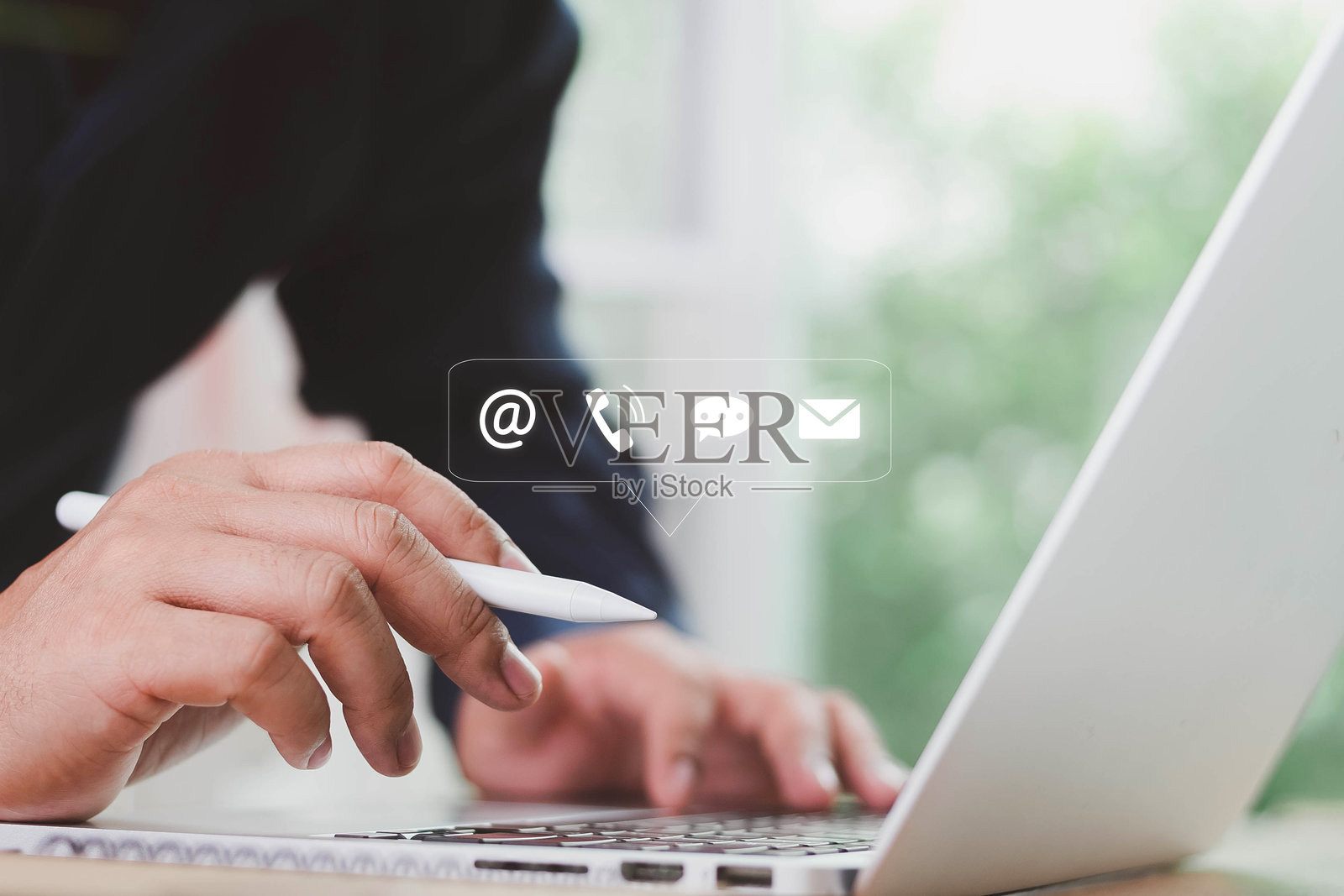 联系我们的概念，客户支持，服务，图标，联系我们或客户支持热线，人与人之间的连接。商人使用笔记本电脑，旁边有（电子邮件、电话、邮件）图标。客户服务。照片摄影图片