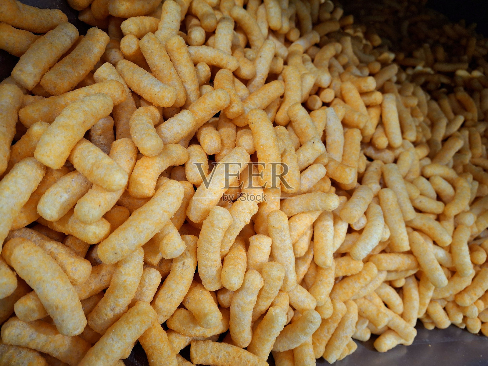 玉米棒零食，玉米棒挤压，玉米味挤压零食背景，调味饼干照片摄影图片