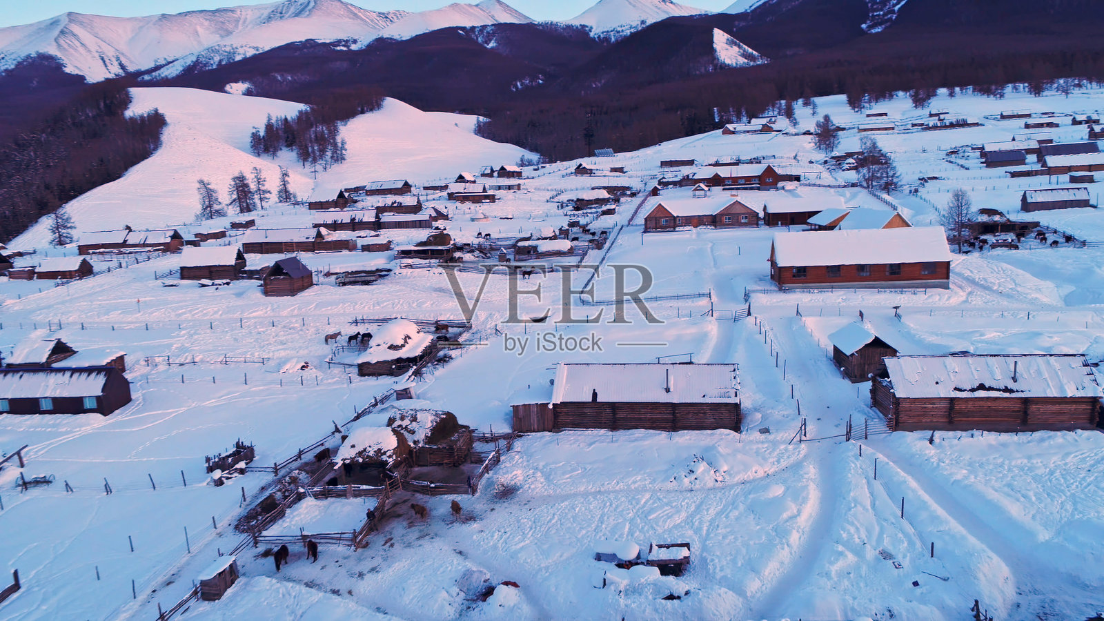冬季的白哈巴村，喀纳斯风景区，布尔津县，阿尔泰地区，新疆，中国，亚洲。照片摄影图片