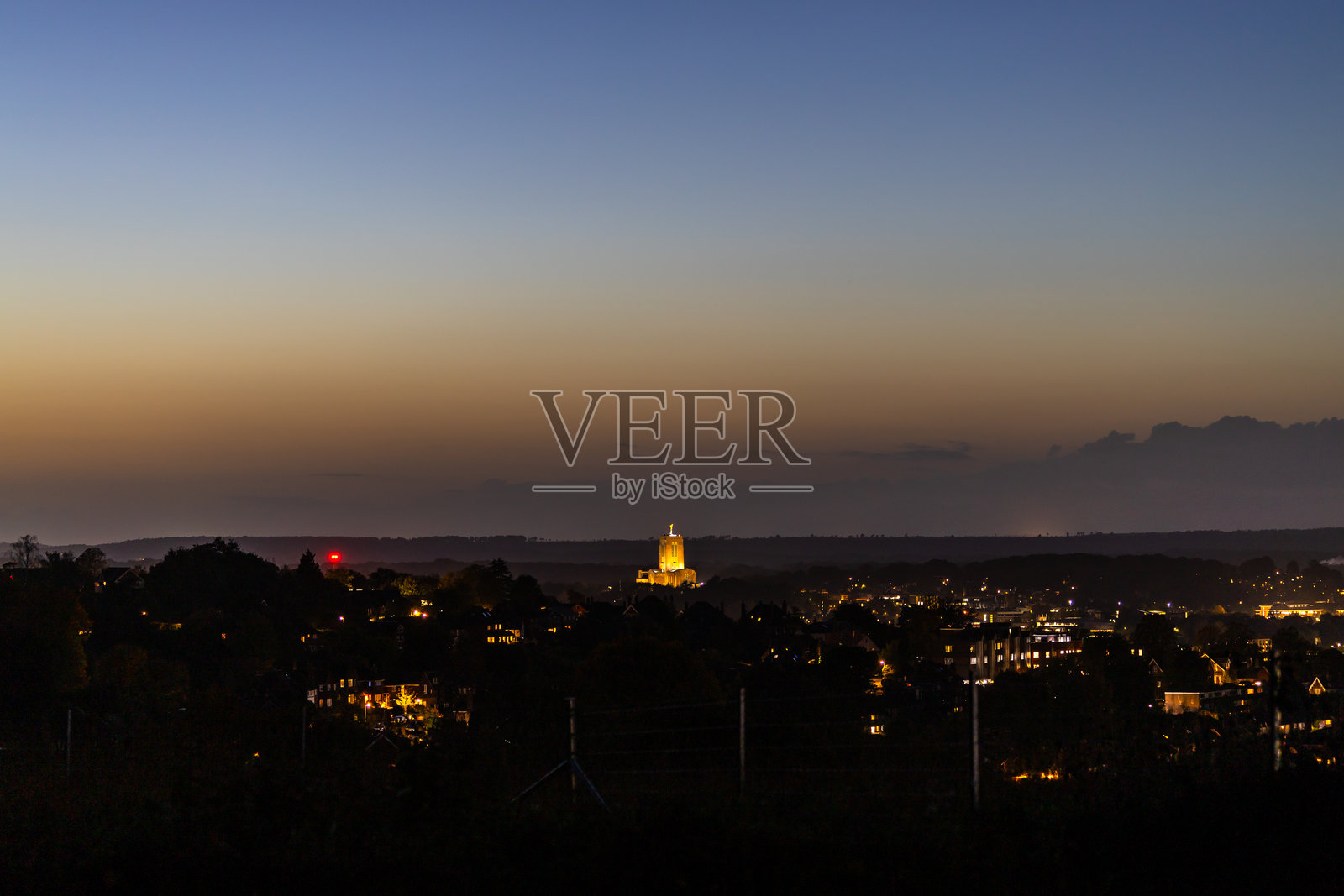 英格兰萨里郡的吉尔福德夜景照片摄影图片
