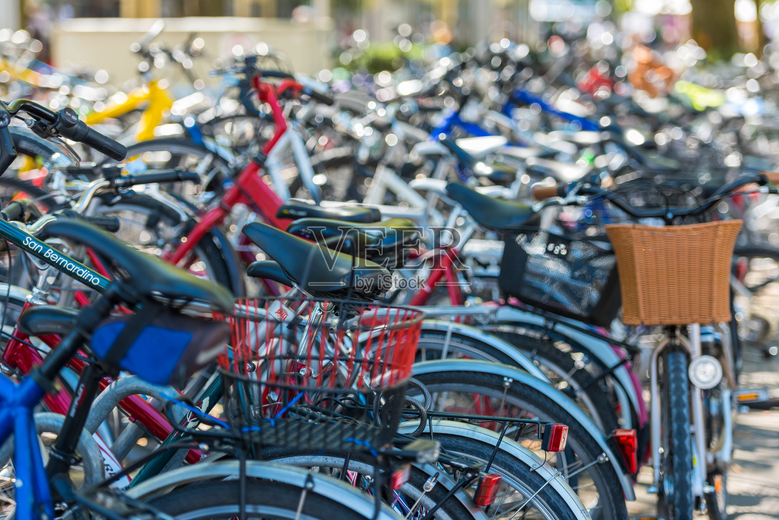 城市自行车停放区的大量自行车照片摄影图片