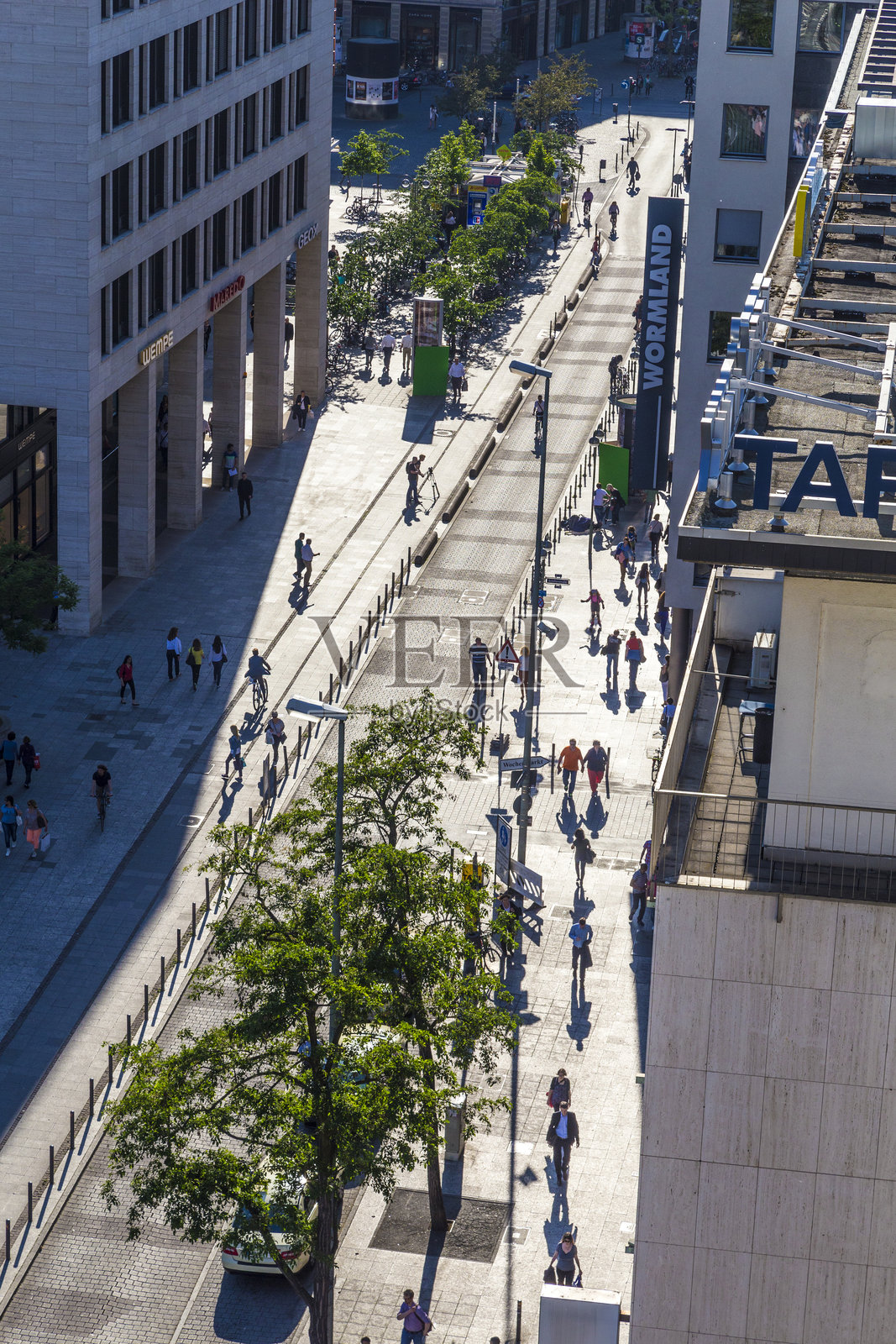 人们在正午的阳光下沿着Zeil步行照片摄影图片