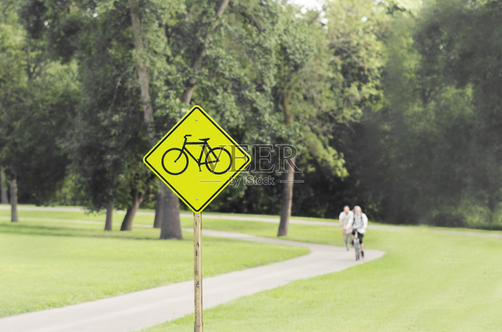 公园内的自行车道和标志照片摄影图片