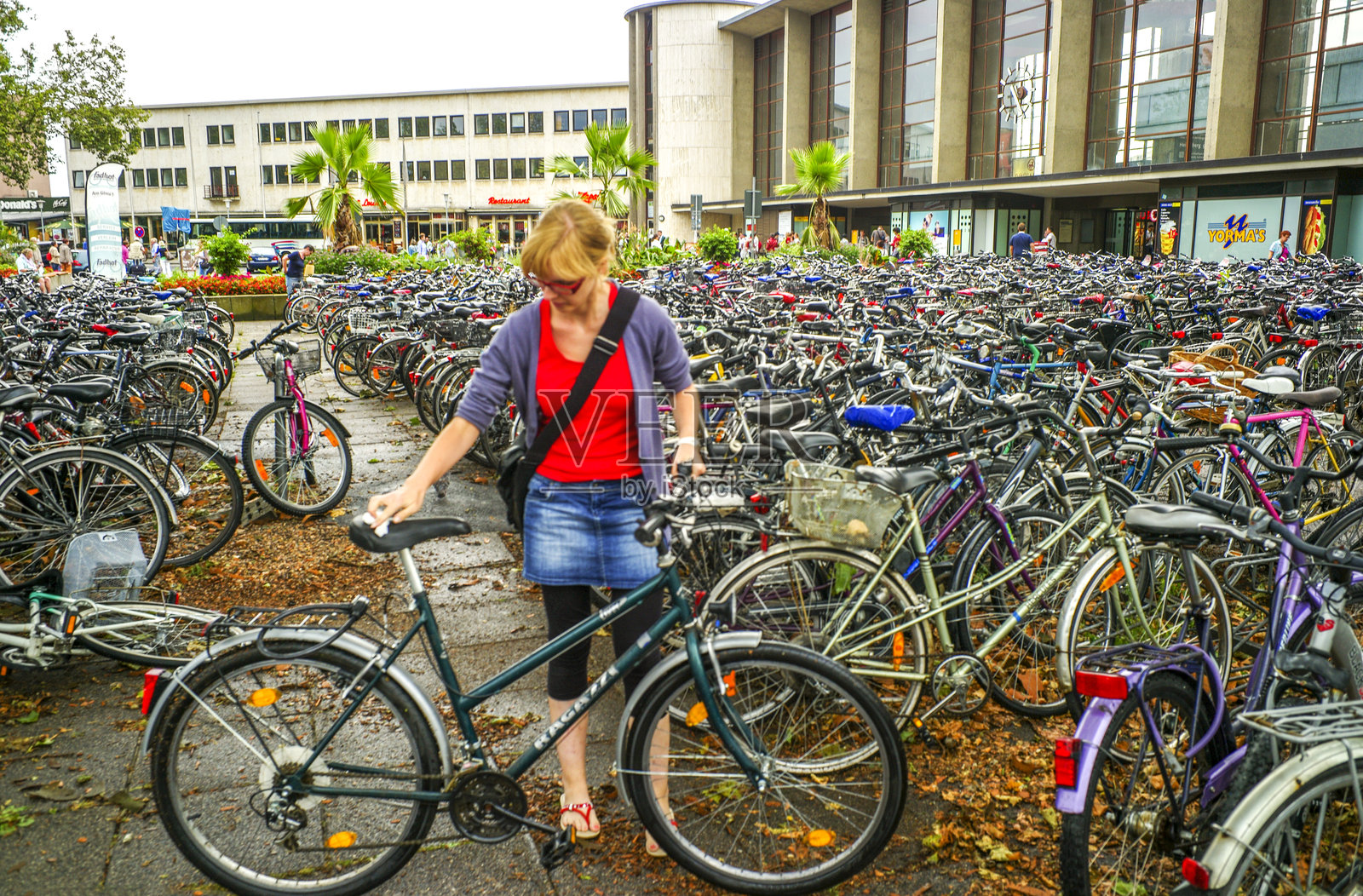 海德堡德国火车站附近的自行车停车场照片摄影图片