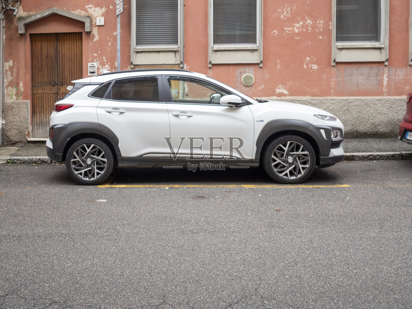 白色现代科纳电动车停在住宅街道上照片摄影图片