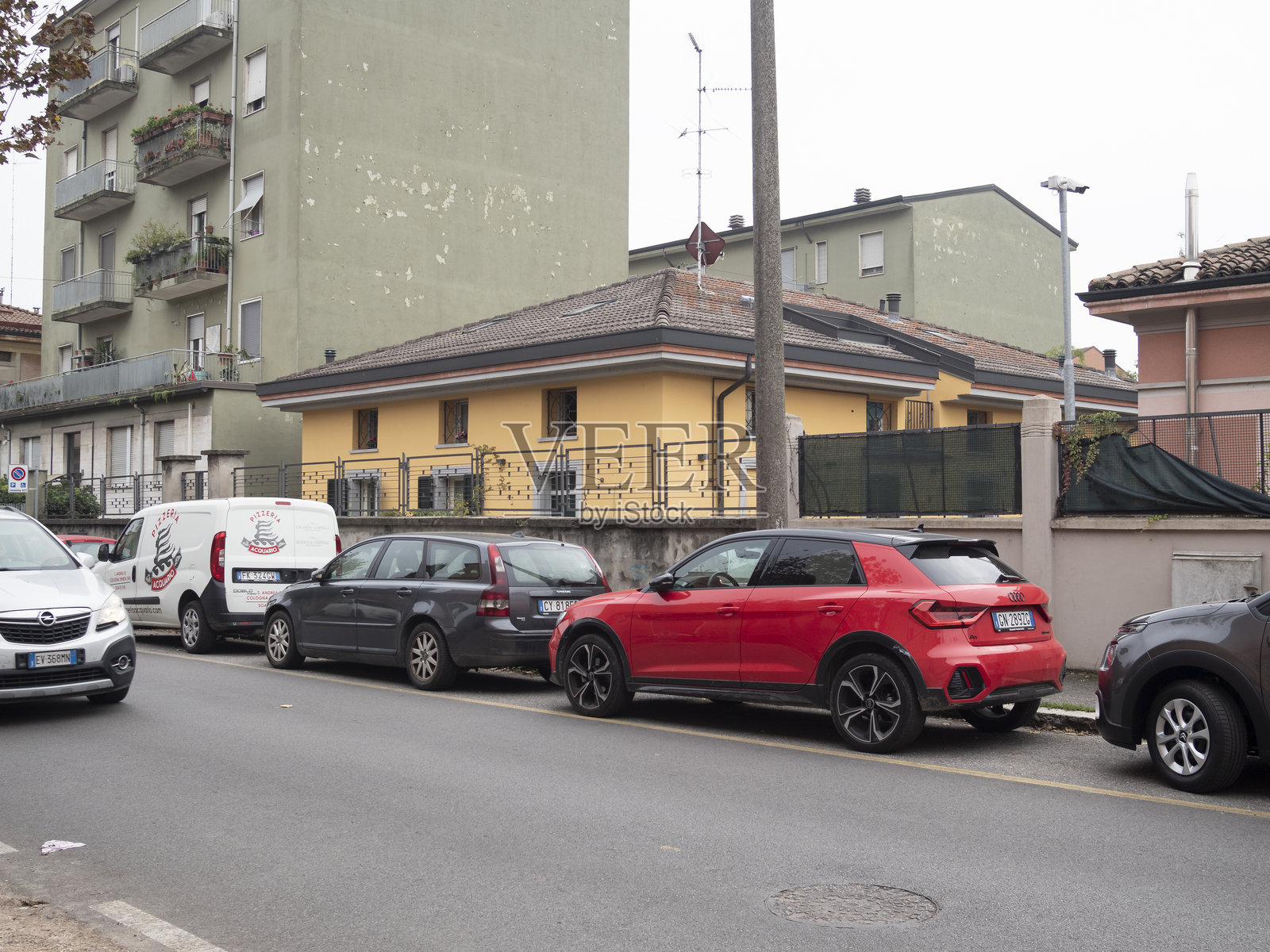 意大利小镇住宅街上的汽车停放照片摄影图片