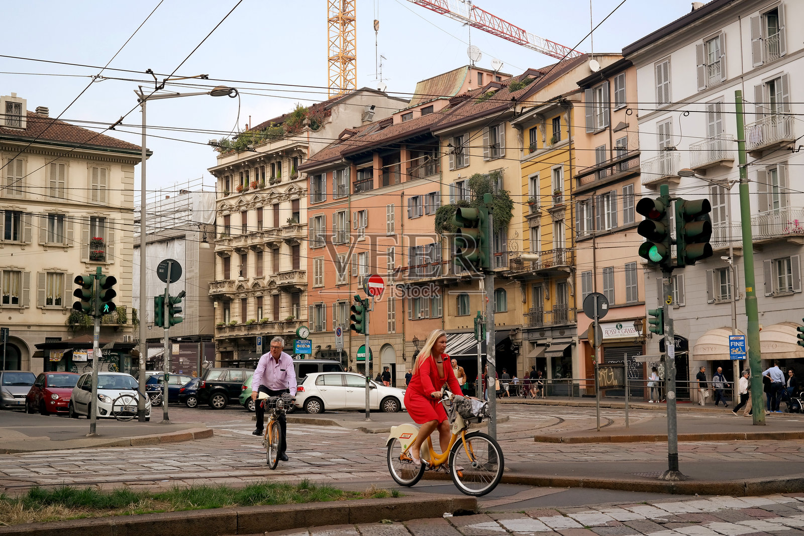 米兰，意大利 - 2014年10月19日：一对情侣骑着一辆照片摄影图片