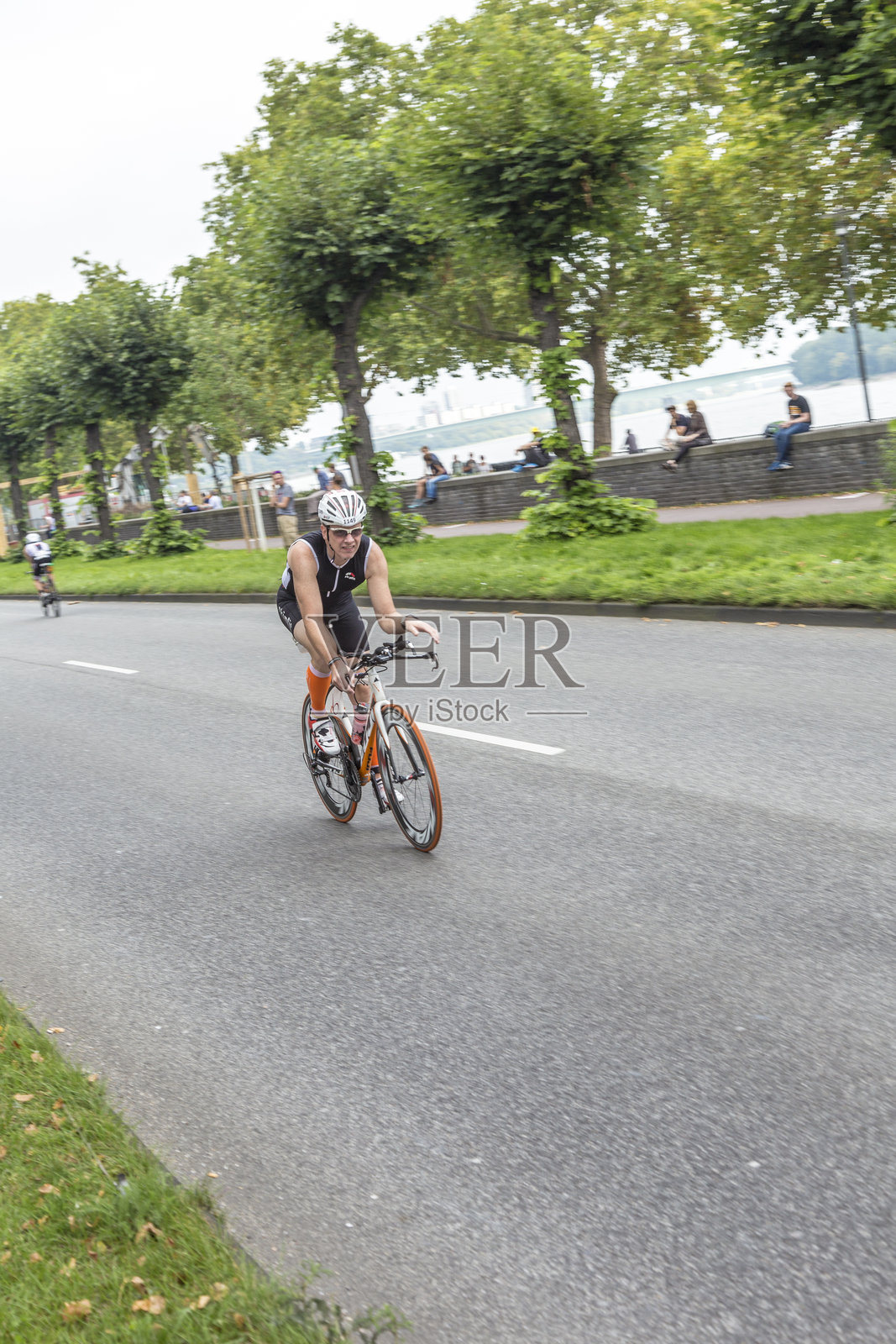 一名运动员在科隆铁人三项赛中骑自行车照片摄影图片