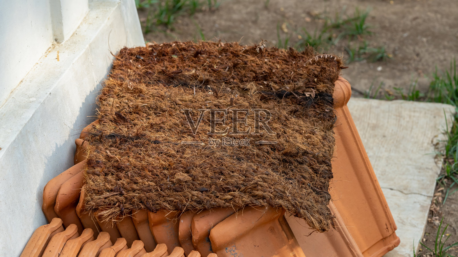 用椰子纤维制成的垫子在瓷砖上晾干。照片摄影图片