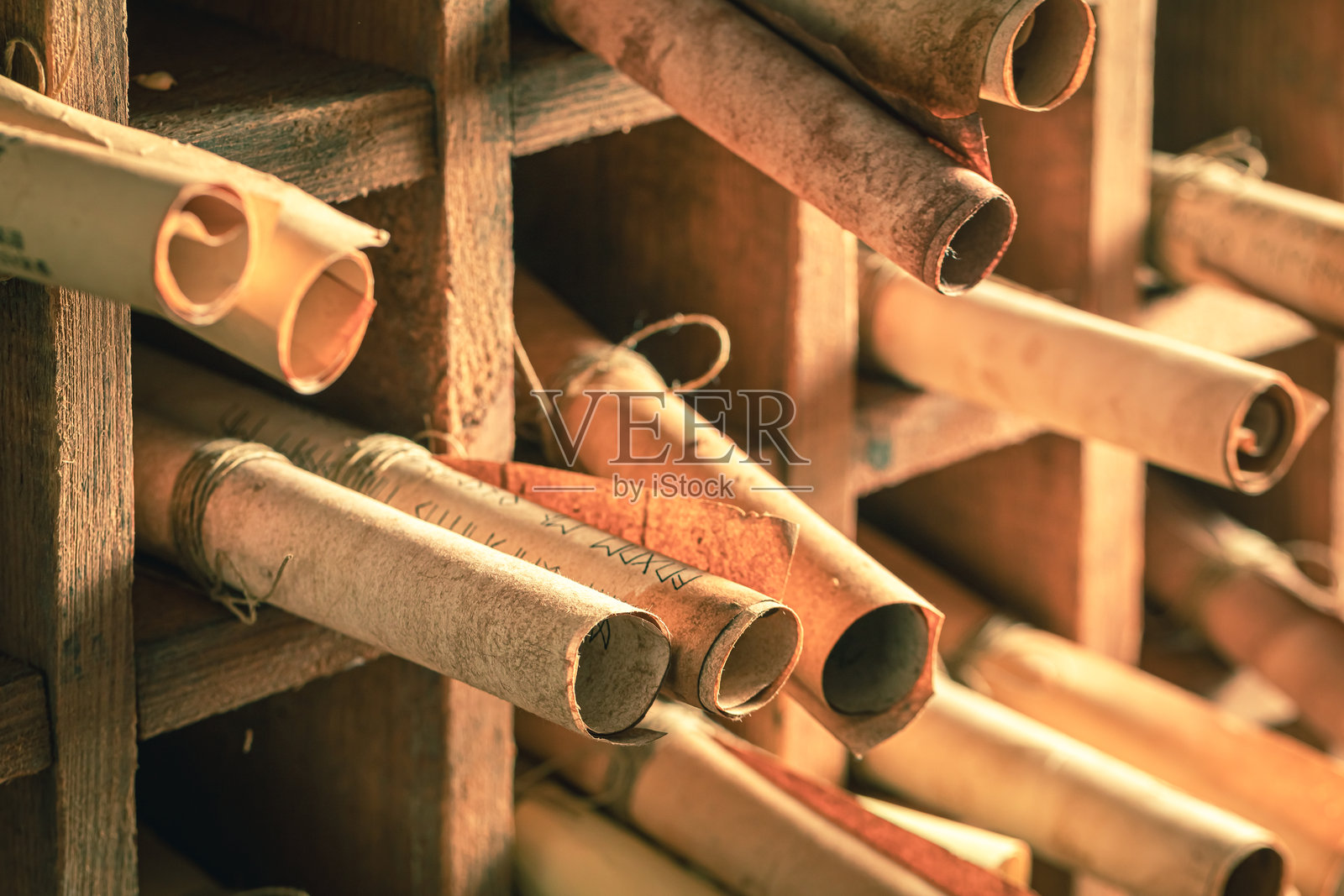 魔法书法师的图书馆，满是珍贵的卷轴照片摄影图片