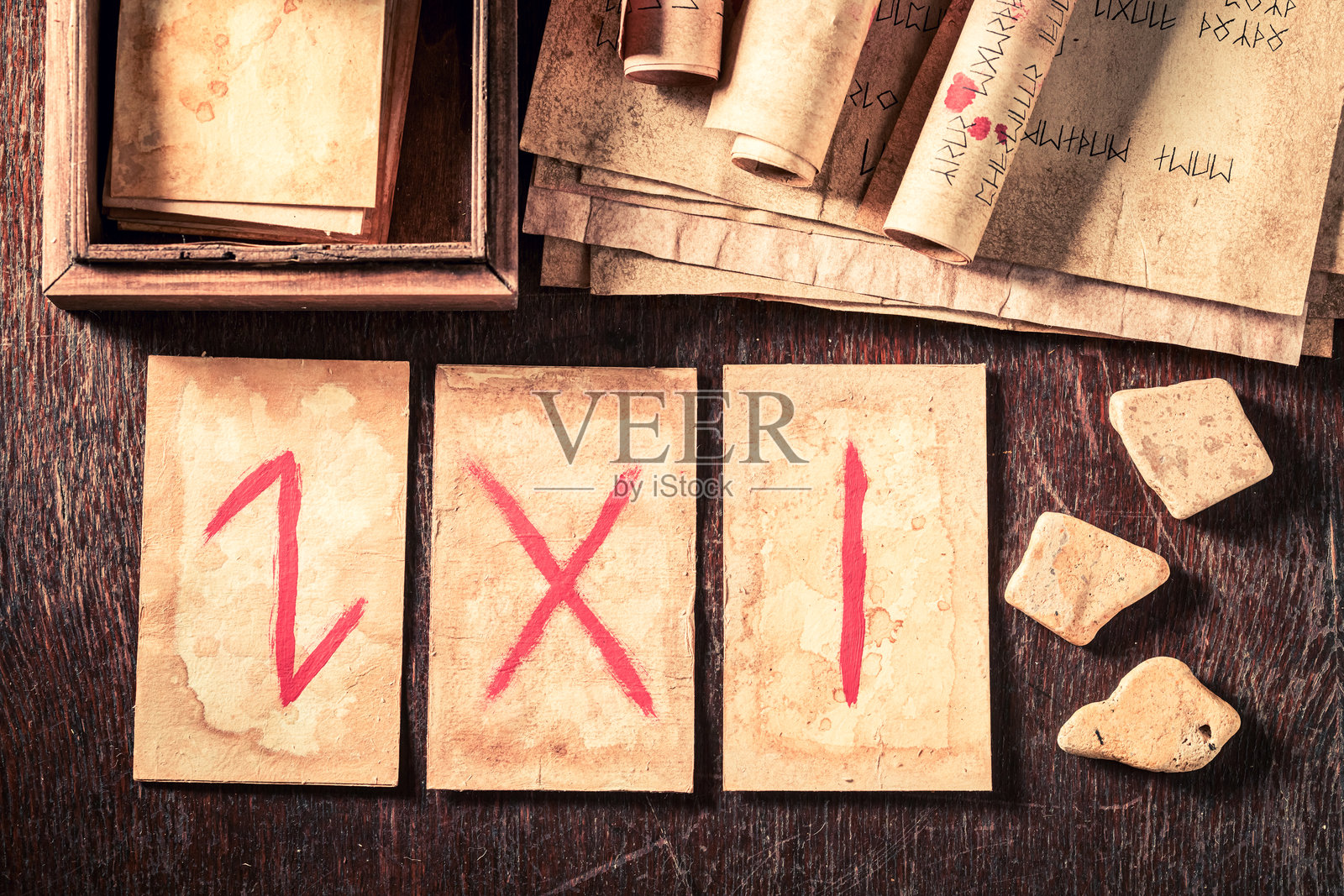 基于古卷轴的符文卡片占卜师照片摄影图片