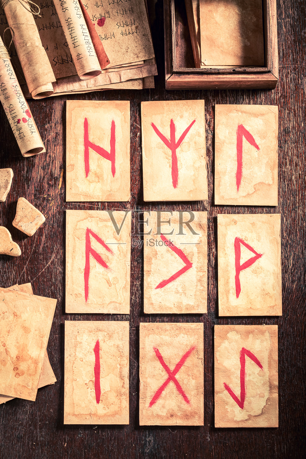 独特的符文卡片占卜与字母照片摄影图片