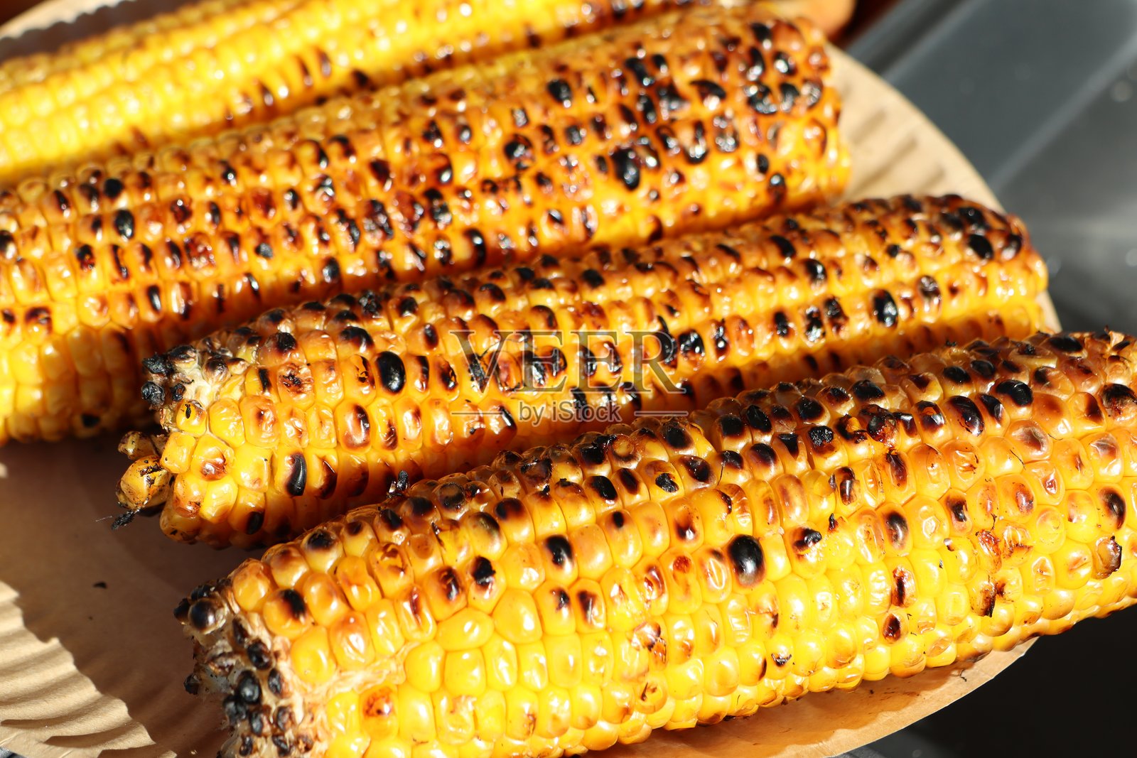 烤玉米棒：一种令人愉悦和美味的夏季美食，人人皆爱照片摄影图片