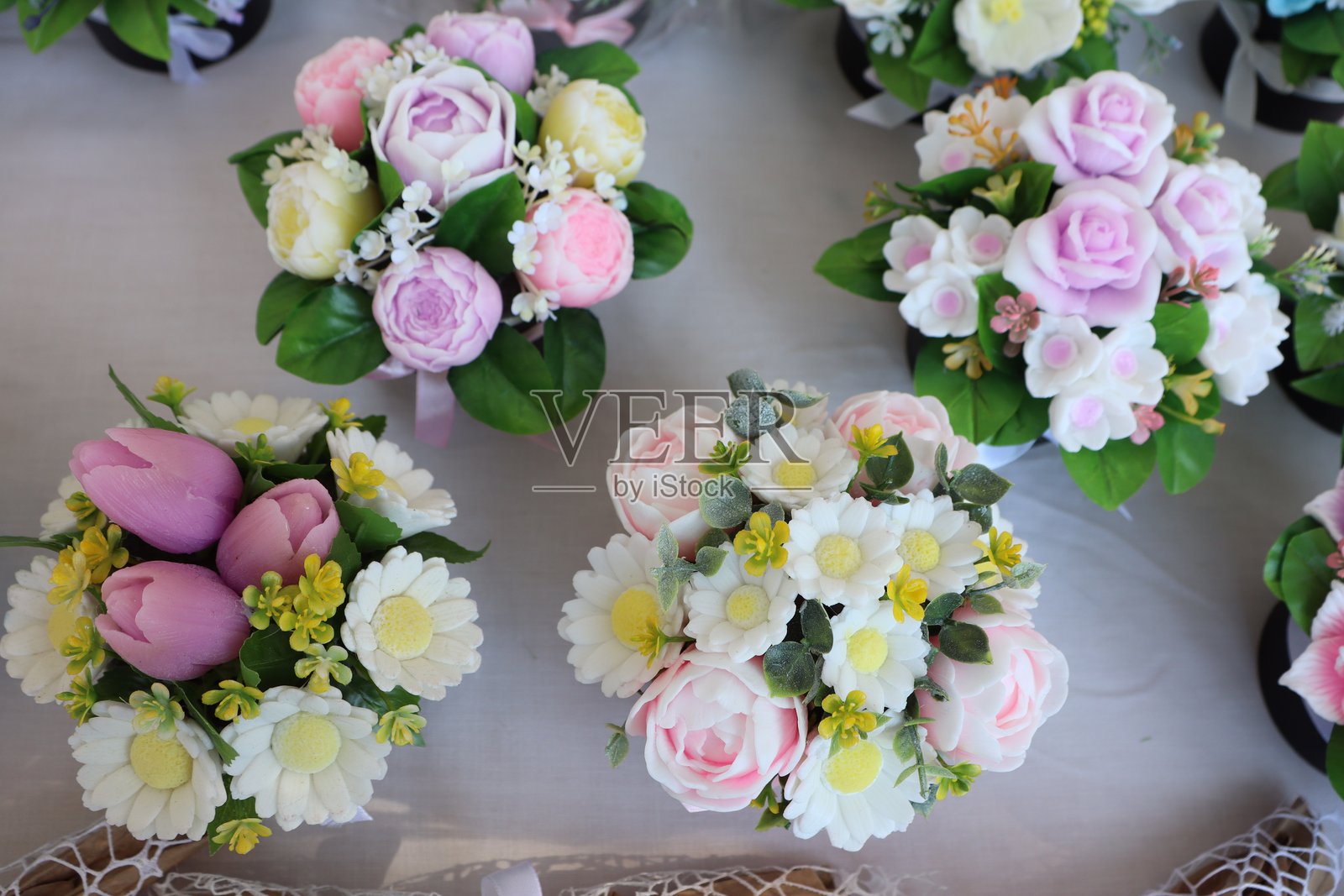 发现美丽的花卉布置，适合活动和优雅的装饰，令人陶醉。照片摄影图片