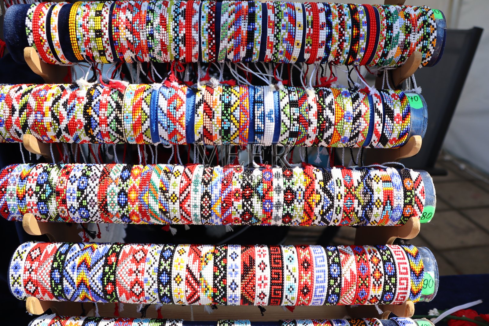 发现一系列令人愉悦的彩色手工手链，专为时尚爱好者设计照片摄影图片