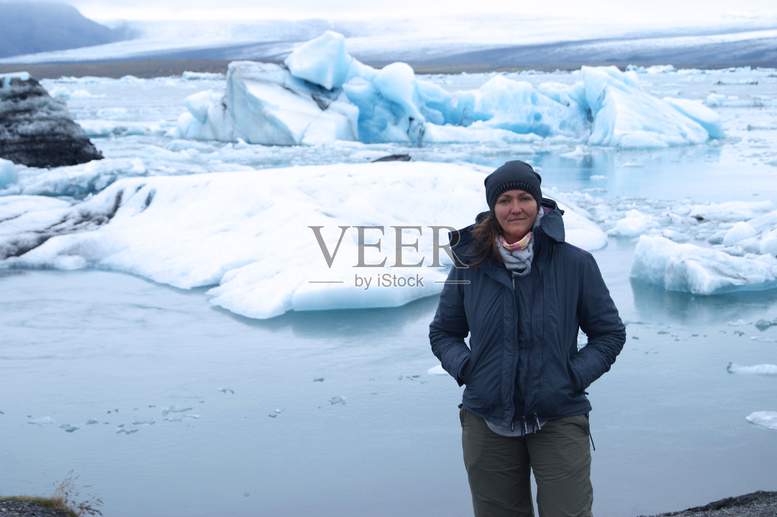 穿着外套的女孩在约库尔萨龙湖中照片摄影图片