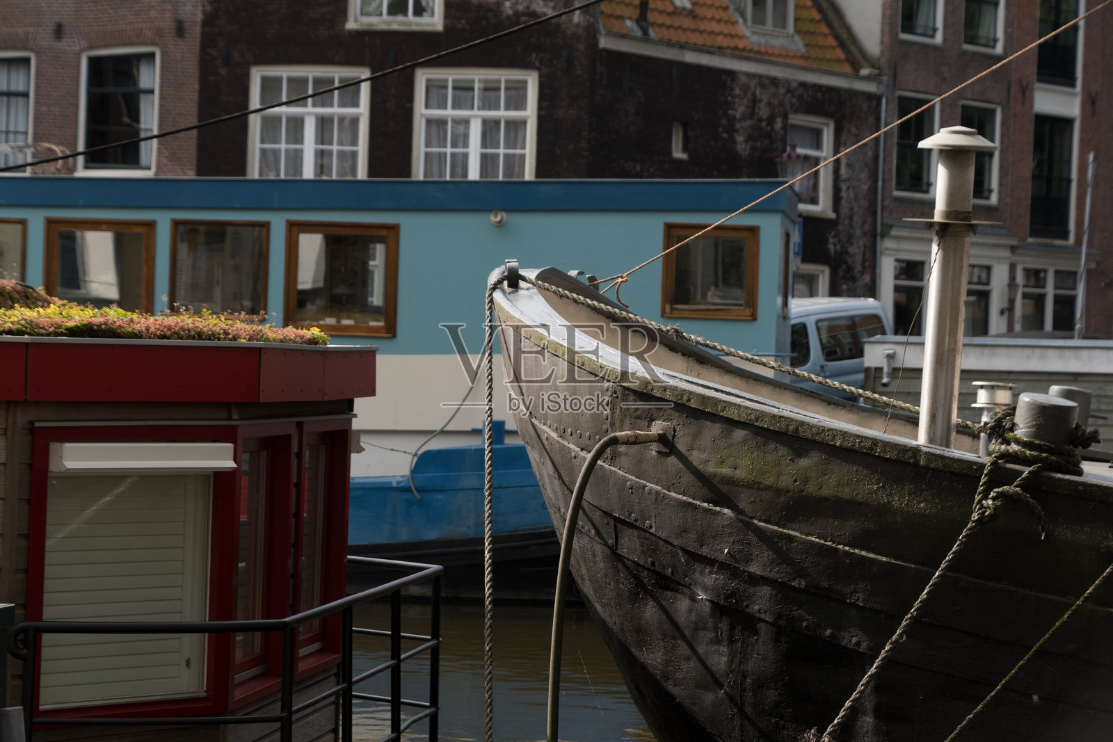 宁静的阳光午后，五艘色彩斑斓的船只及其倒影在布劳威尔斯运河上照片摄影图片