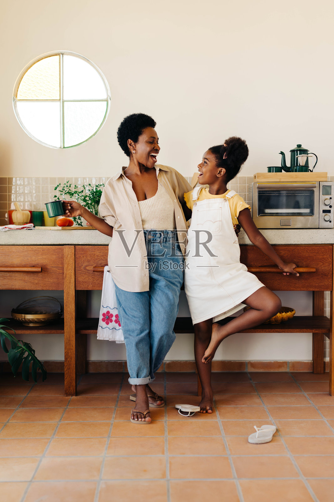 快乐的家庭在厨房里一起唱歌和欢笑照片摄影图片