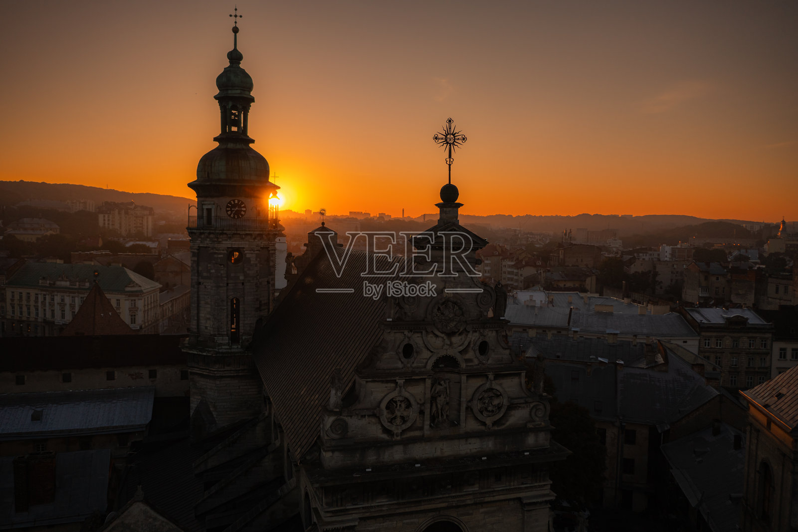 从无人机俯瞰利沃夫的全景视图照片摄影图片