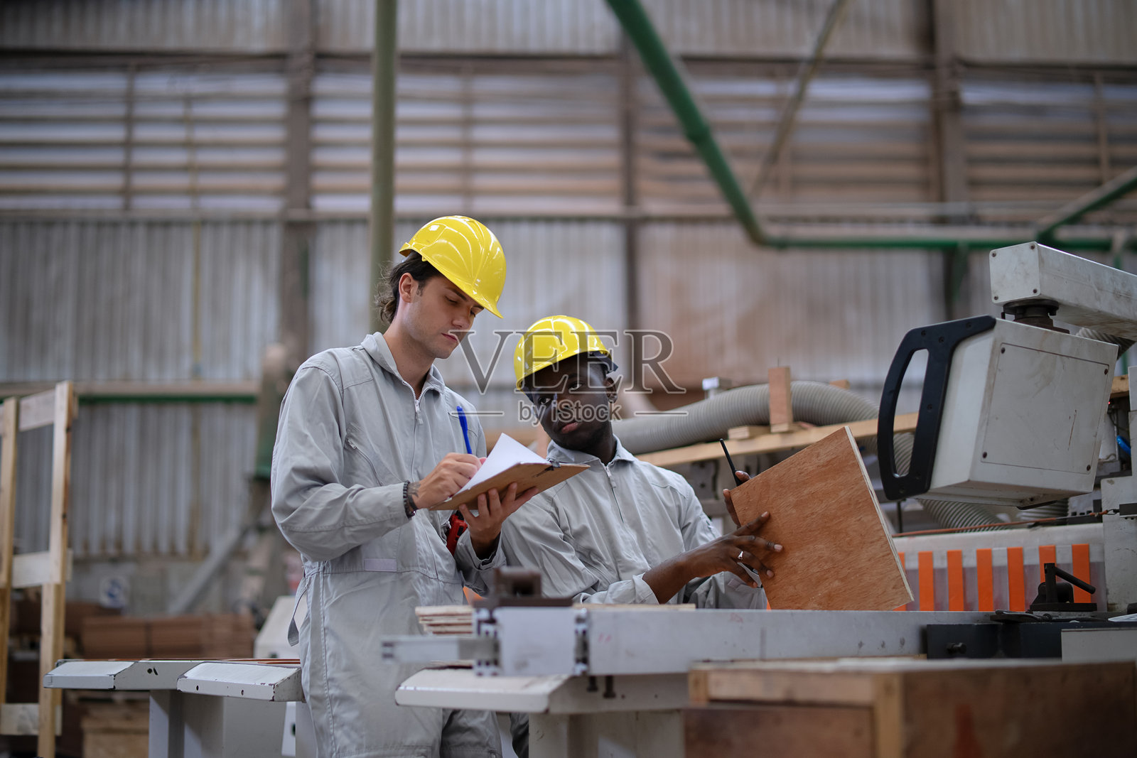 蓝领工人在木材厂工作。照片摄影图片