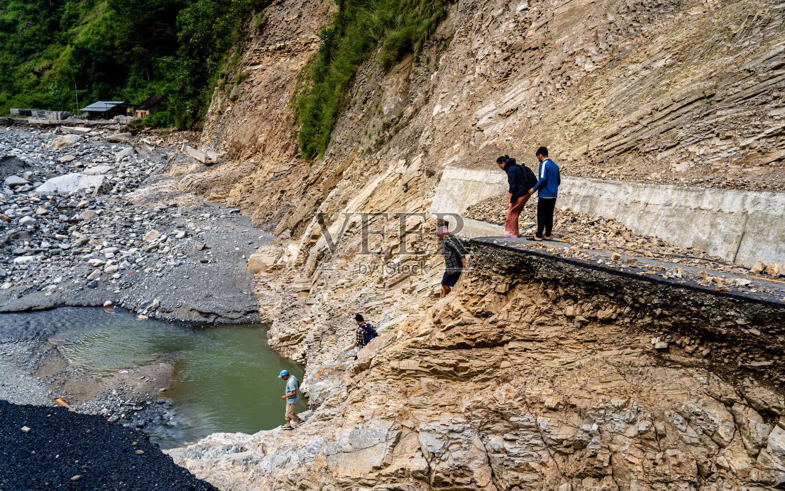Kulekhani河洪水损坏了达克辛卡利-西斯内里公路照片摄影图片