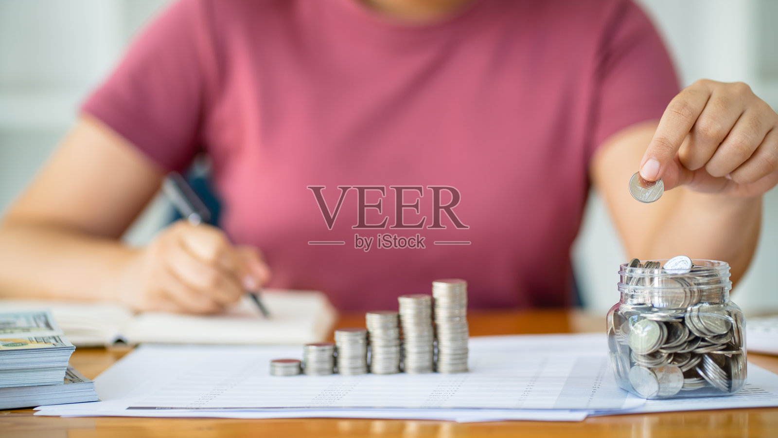 为房地产投资储蓄，堆叠的硬币代表购房和贷款，为未来的财务保障做好准备。会计师验证业务增长概念。照片摄影图片