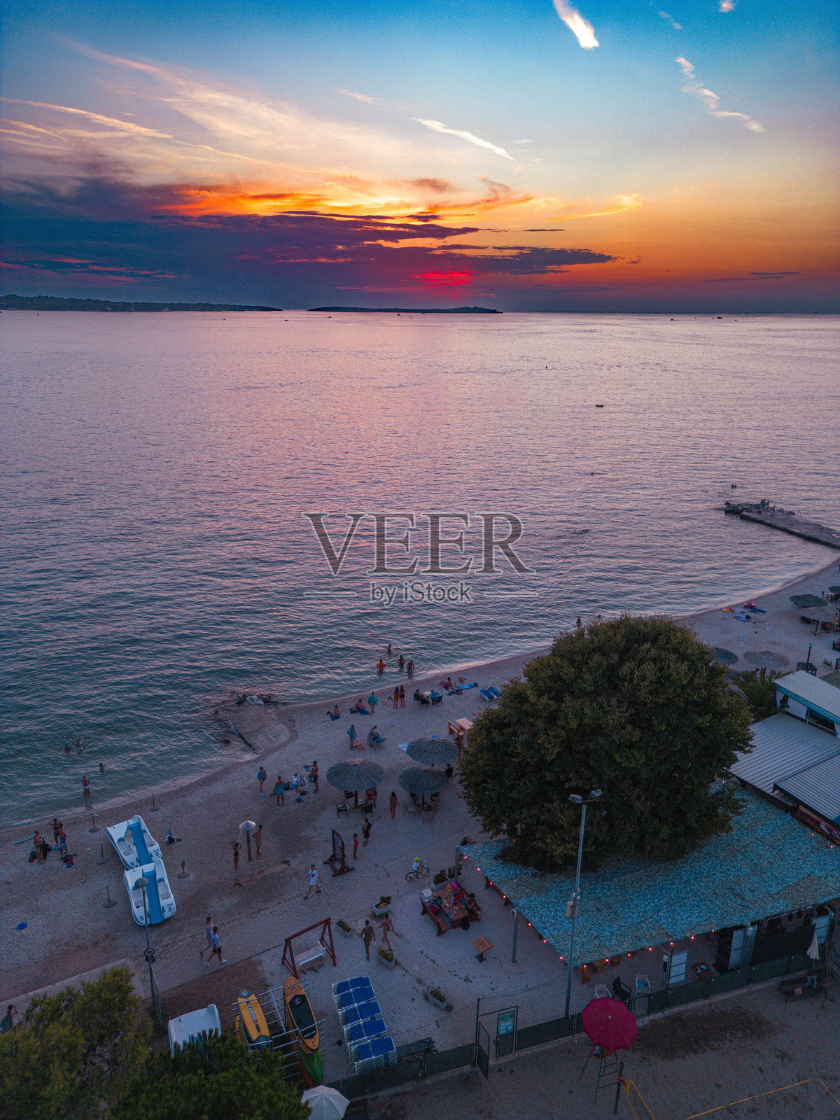 日落时分的海滨别墅鸟瞰图照片摄影图片