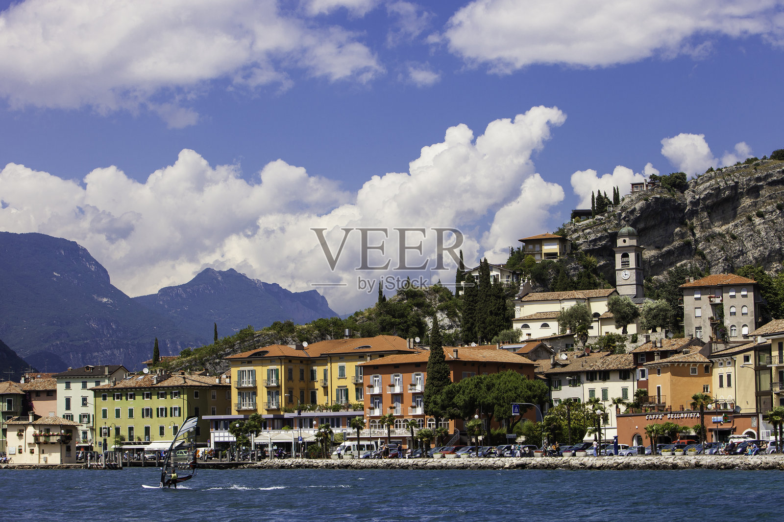 索尔加尔达，一个美丽的城镇在加尔达湖畔-意大利照片摄影图片