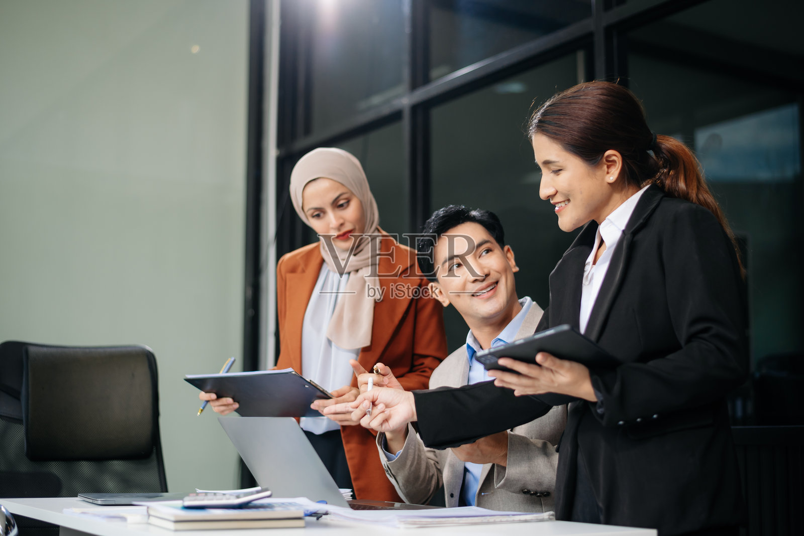 办公室同事进行轻松的讨论。在会议室里，一组商业团队正在开会。照片摄影图片