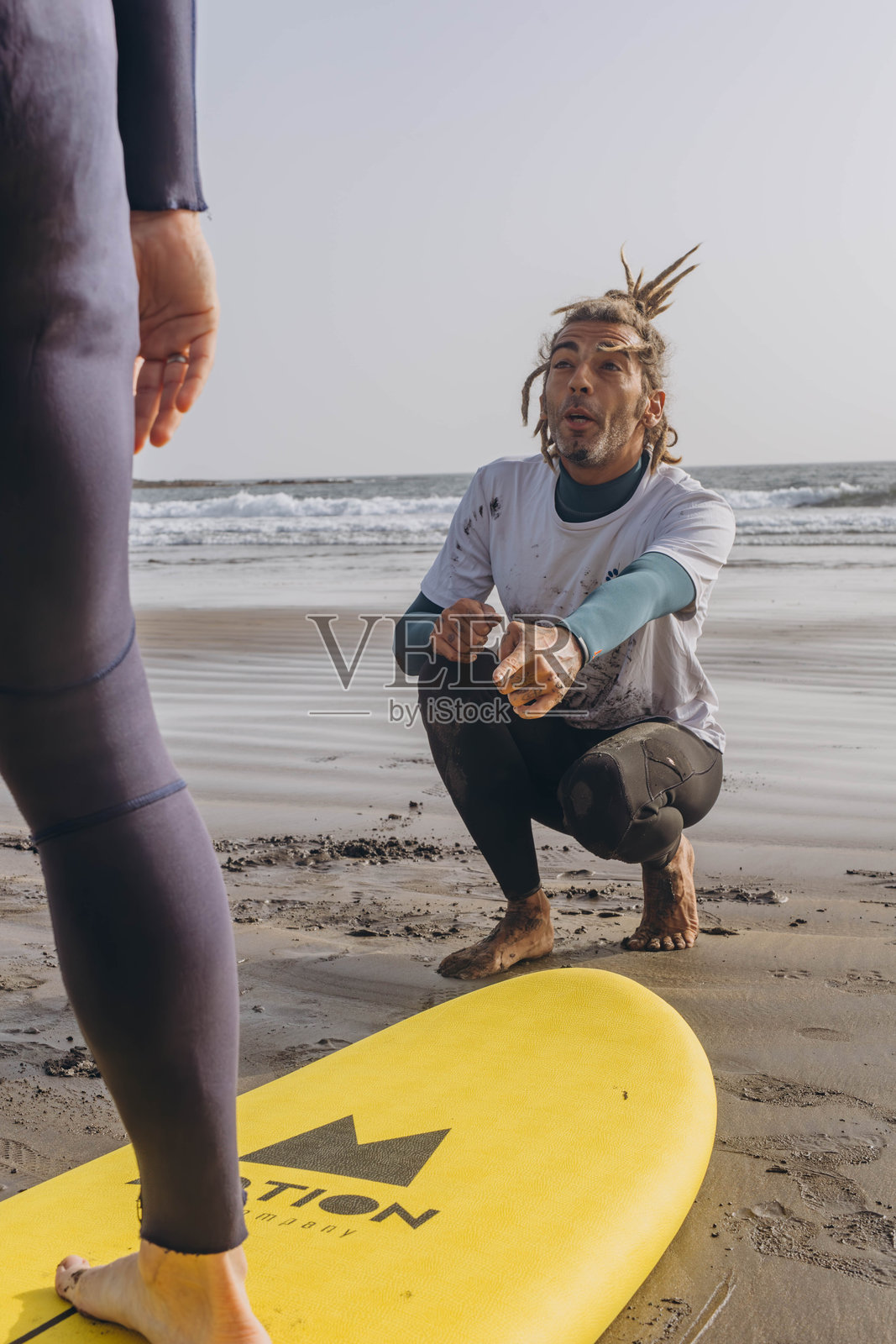 加那利群岛,特内里费岛,埃尔梅达诺岛- 2023年12月16日:教练向冲浪者展示如何冲浪照片摄影图片