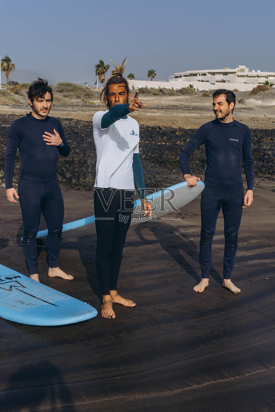 加那利群岛，特内里费岛，埃尔梅达诺岛- 2023年12月16日:教练向冲浪者展示如何冲浪照片摄影图片