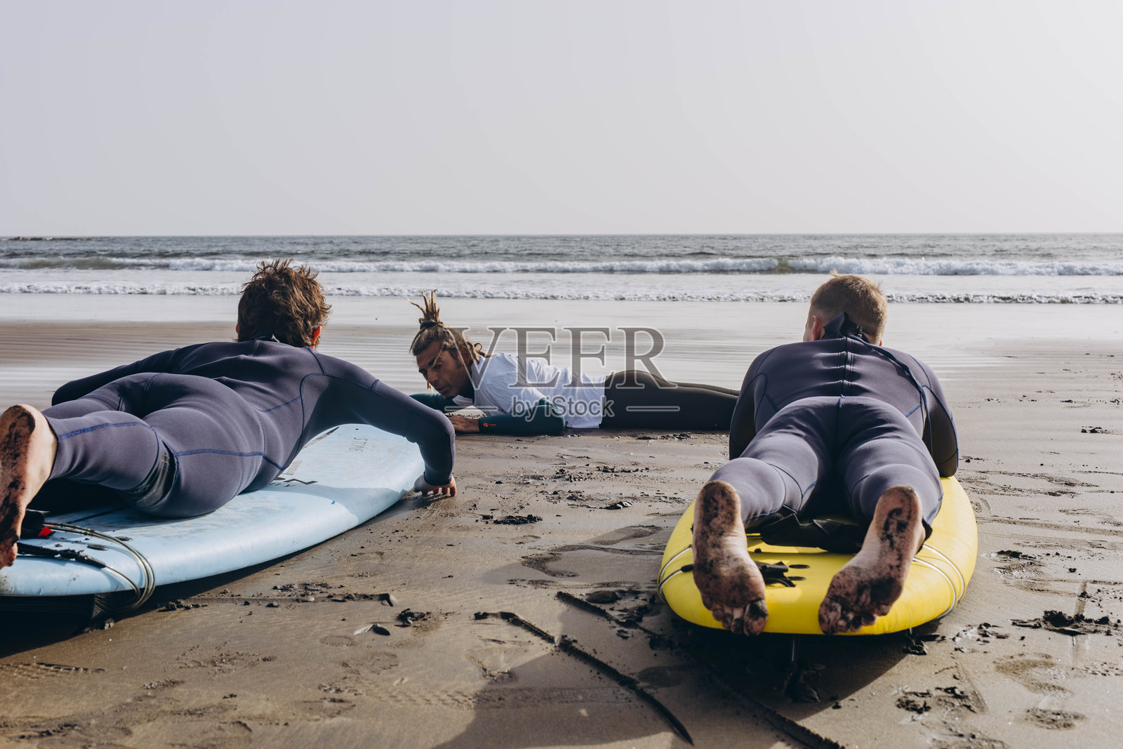 加那利群岛,特内里费岛,埃尔梅达诺岛- 2023年12月16日:教练向冲浪者展示如何冲浪照片摄影图片