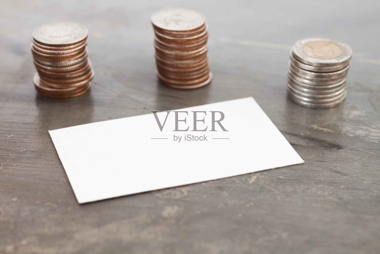 桌子上的硬币和纸张特写照片摄影图片