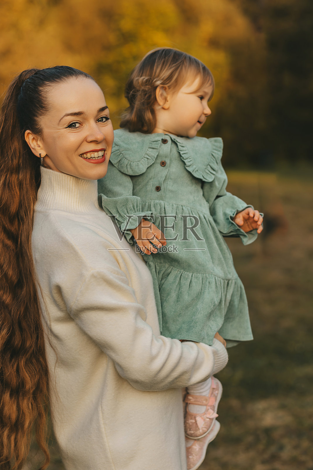 家庭在公园的傍晚时光照片摄影图片