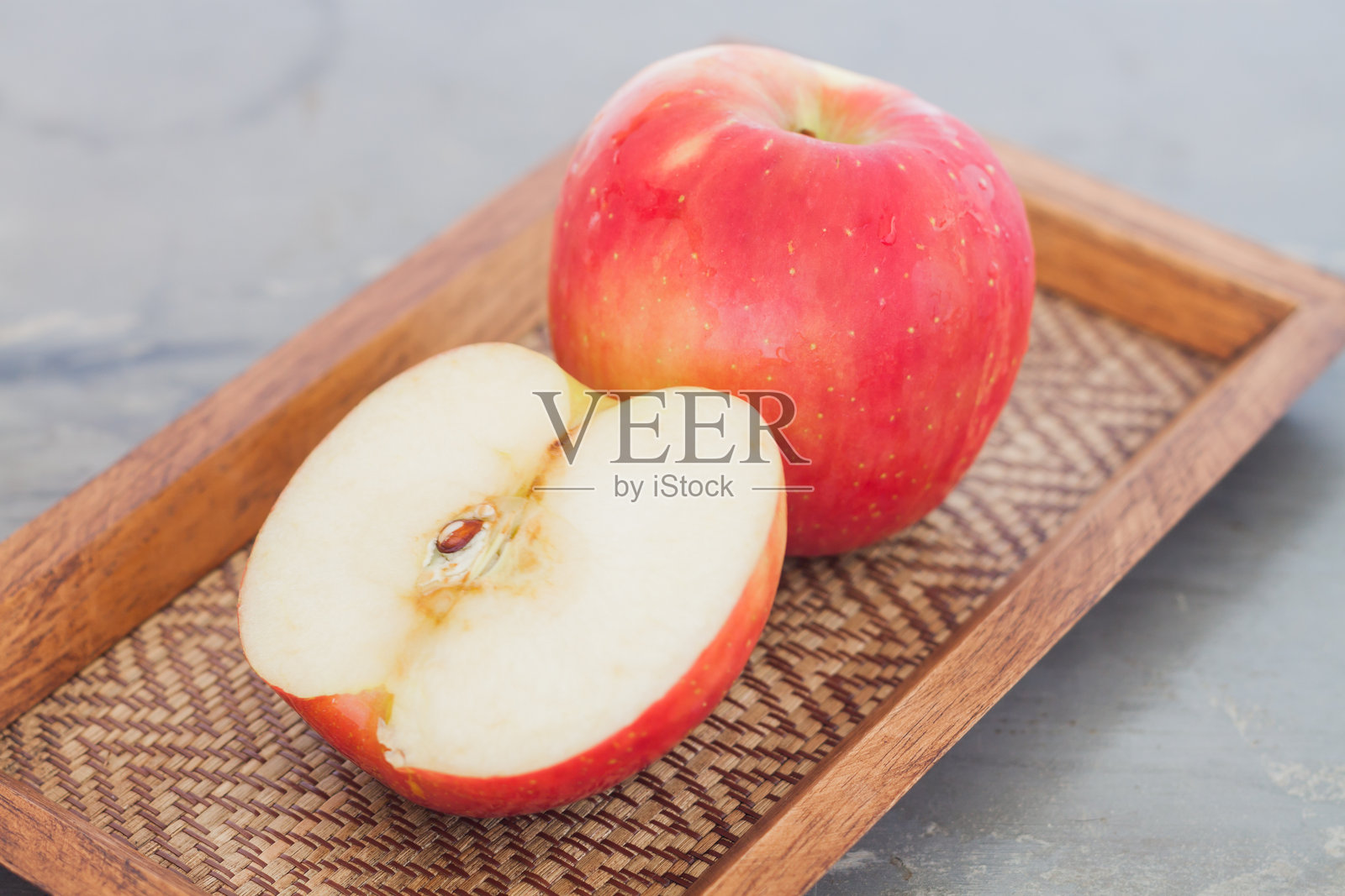 桌子上托盘里的苹果特写照片摄影图片