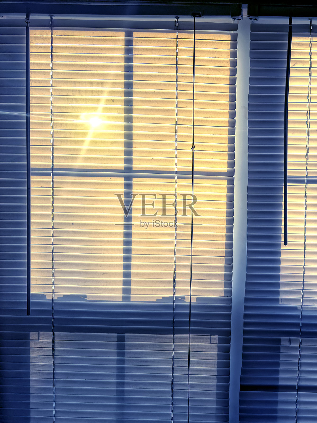 日出时分，阳光照射下的光亮窗户与窗帘照片摄影图片