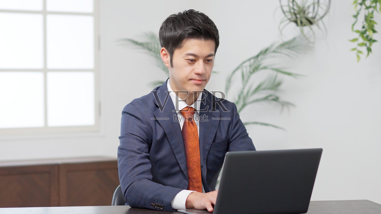 商人正在笔记本电脑上打字照片摄影图片