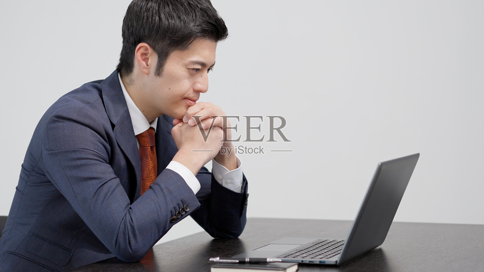 一位在电脑前忧虑的商人照片摄影图片