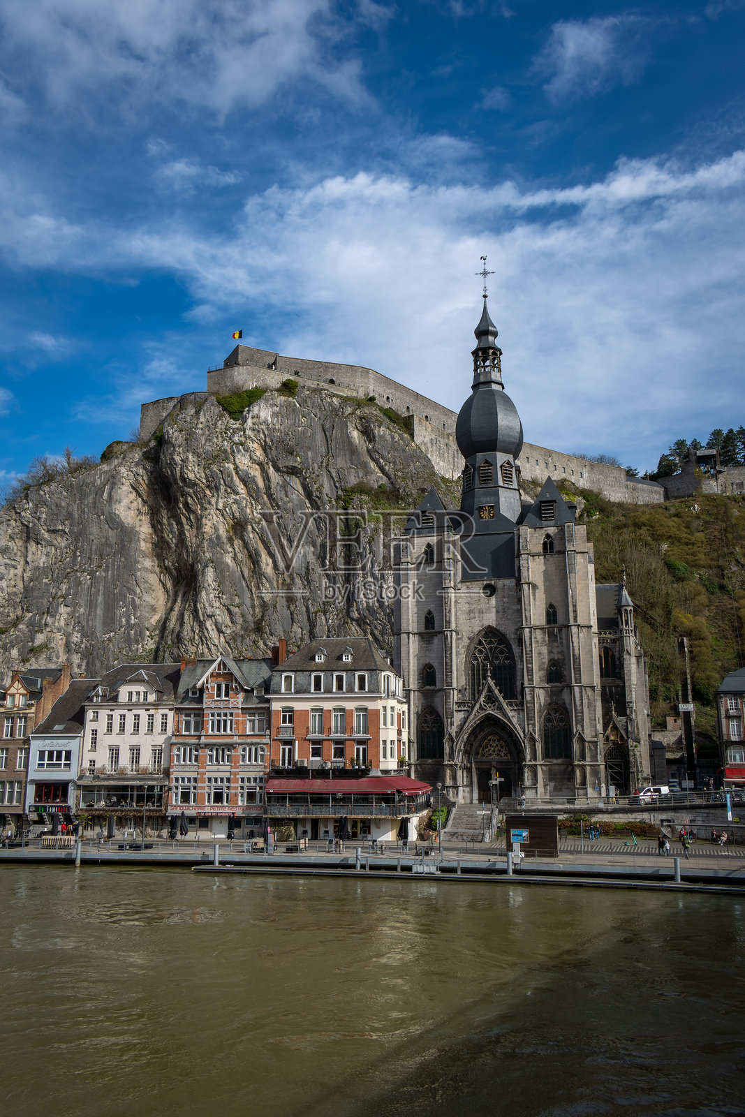 美丽的迪南镇、迪南城堡和迪南圣母大教堂俯瞰梅斯河。比利时纳慕尔省。照片摄影图片