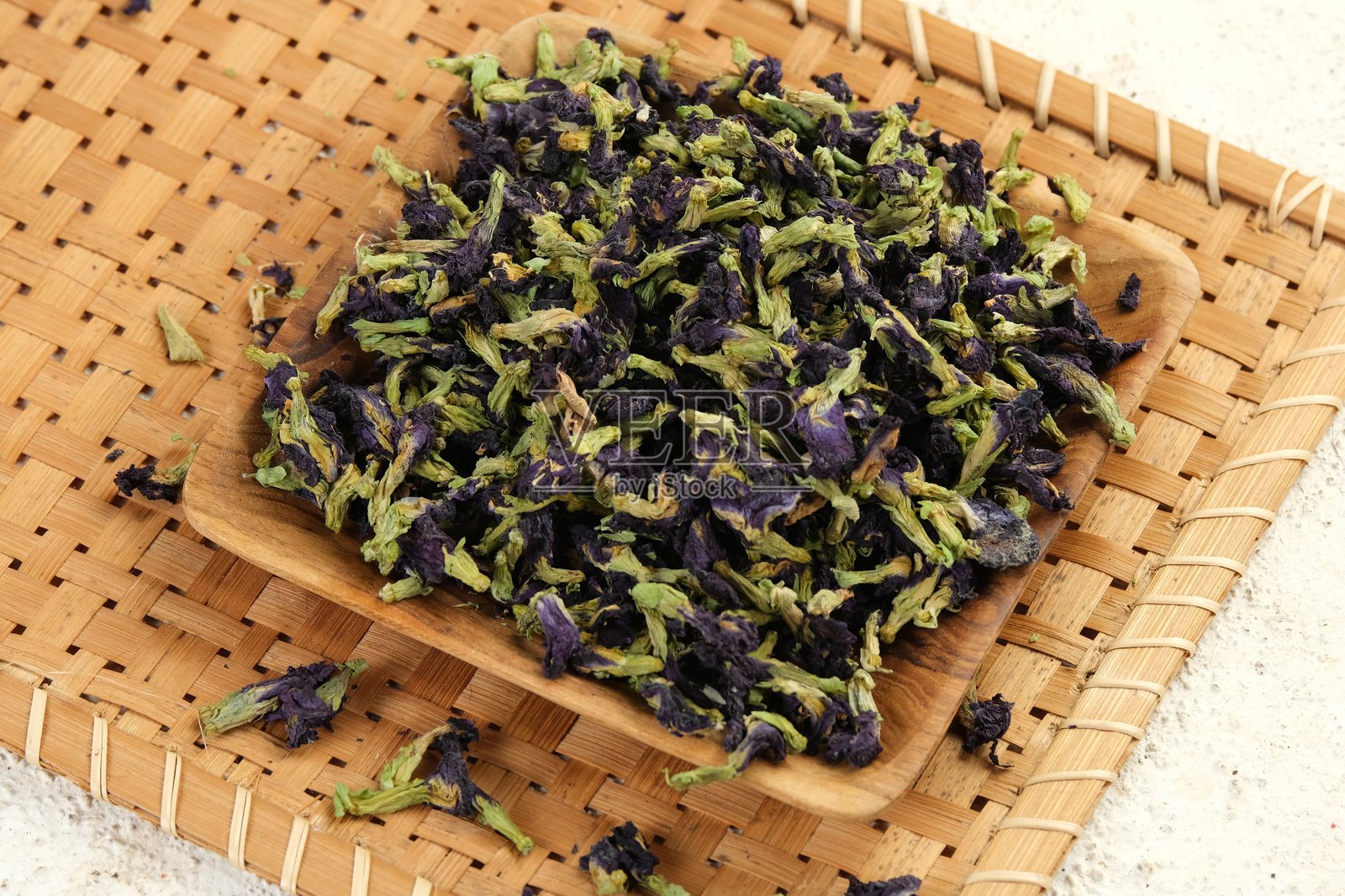 干燥的蝶豆花或白色桌上的干蝶豆花。蓝色草本茶。照片摄影图片