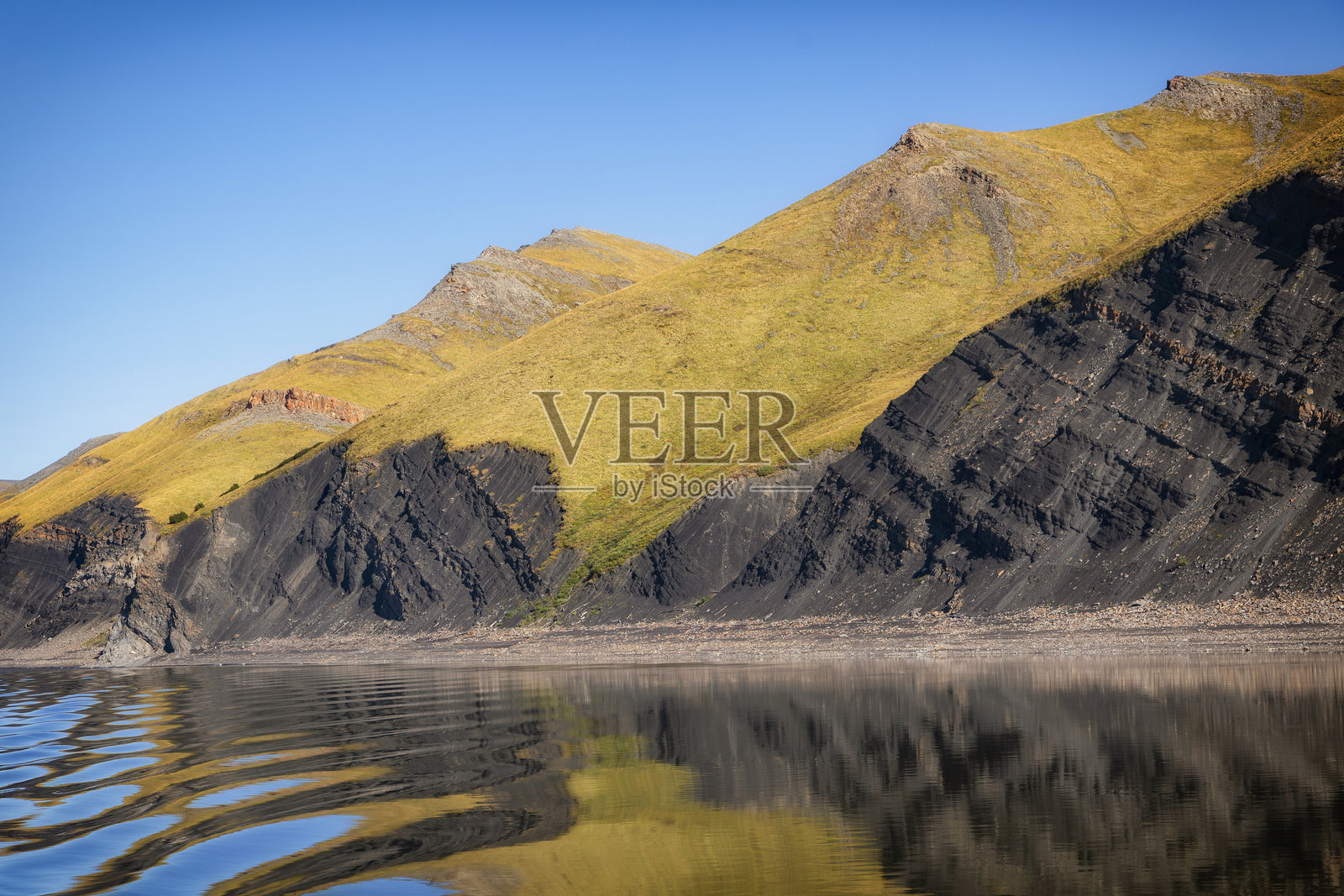 美丽的西伯利亚莱纳河岸映照在水面上照片摄影图片