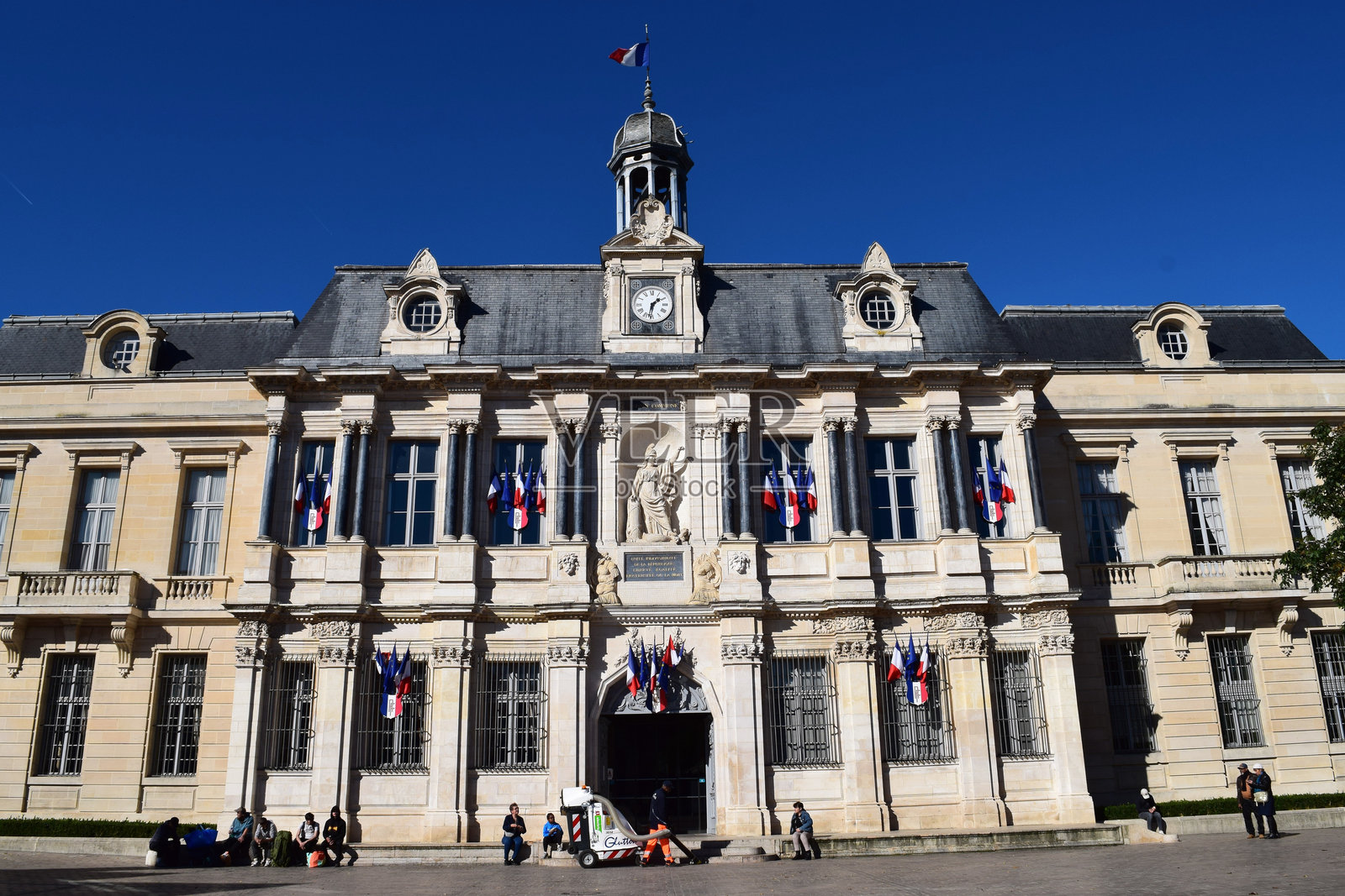 特鲁瓦市政厅。人们在楼梯上放松。市政工作人员正在清洁台阶。照片摄影图片